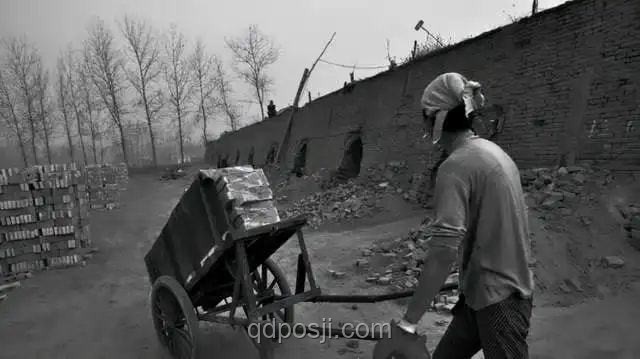 5名智障人员获警方解救，砖厂用工乱象揭秘